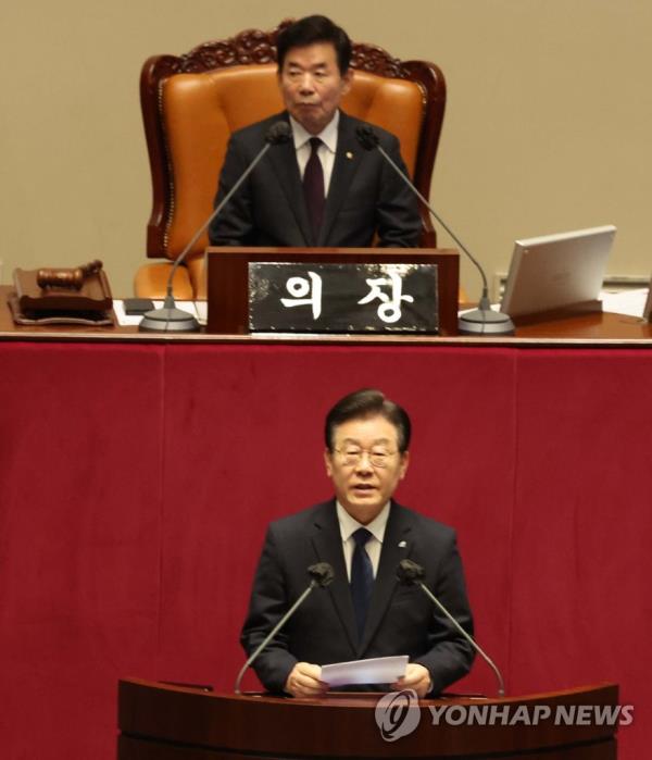 Rep. Lee Jae-myung (bottom), head of the main opposition Democratic Party, asserts the injustice of the prosecution's request for parliamentary co<em></em>nsent on his arrest on a series of corruption charges during a plenary session of the Natio<em></em>nal Assembly in Seoul on Feb. 27, 2023, prior to a parliamentary vote on a bill regarding the matter. (Yonhap)