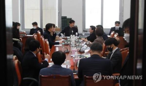 A meeting of the Natio<em></em>nal Assembly Enviro<em></em>nment and Labor Committee's agenda subcommittee is under way in Seoul on Feb. 17, 2023, to discuss the 