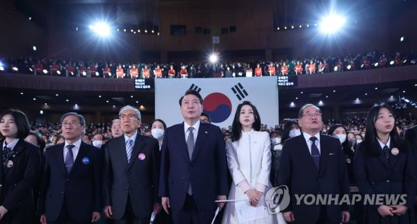 President Yoon Suk Yeol (C) and first lady Kim Keon Hee (3rd from R) sing the natio<em></em>nal anthem during a ceremony marking the 104th anniversary of the March 1 Independence Movement at the Memorial Hall of Yu Gwan-sun in Seoul on March 1, 2023. (Yonhap)