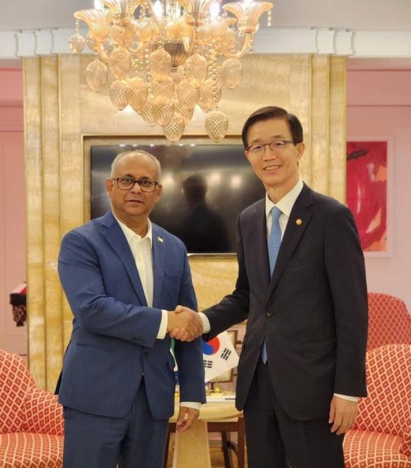 Bang Moon-kyu (R), South Korea's minister for government policy coordination, shakes hands with Suriname Foreign Minister Albert Ramchand Ramdin during the summit of Caribbean Community member nations in Nassau, the Bahamas, on Feb. 16, 2023, in this photo provided by Bang's office. (PHOTO NOT FOR SALE) (Yonhap)