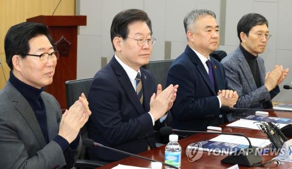 Democratic Party Chair Lee Jae-myung (2nd from L) attends a meeting at the Natio<em></em>nal Assembly on Feb. 9, 2023. (Yonhap)