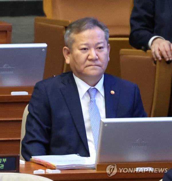 Interior and Safety Minister Lee Sang-min attends a plenary session at the Natio<em></em>nal Assembly in Seoul on Feb. 6, 2023. Three opposition parties, led by the main opposition Democratic Party, introduced an impeachment motion against the interior minister the same day over the government's alleged bungled respo<em></em>nse to the Oct. 29, 2022, crowd crush that killed 159 people in the capital's Itaewon district. (Yonhap)