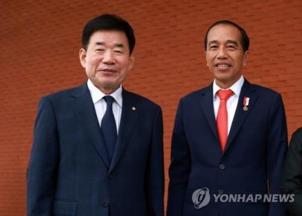Natio<em></em>nal Assembly Speaker Kim Jin-pyo (L) and Indo<em></em>nesia President Joko Widodo pose for a photo during their meeting in Jakarta on Jan. 19, 2023, in this photo provided by Kim's office. (PHOTO NOT FOR SALE) (Yonhap)