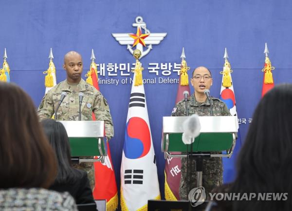 Col. Lee Sung-jun (R), the spokesperson of South Korea's Joint Chiefs of Staff, and U.S. Forces Korea spokesperson Col. Isaac L. Taylor address a joint press co<em></em>nference on combined military drills at Seoul's defense ministry in Seoul on March 3, 2023. (Yonhap)