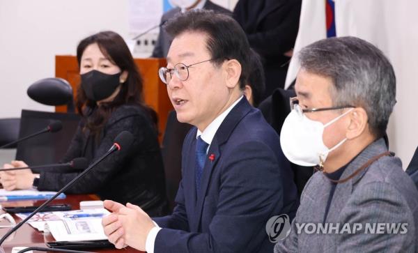 Democratic Party Chair Rep. Lee Jae-myung (C) gives a speech during a forum at the Natio<em></em>nal Assembly on Jan. 16, 2023. (Yonhap)