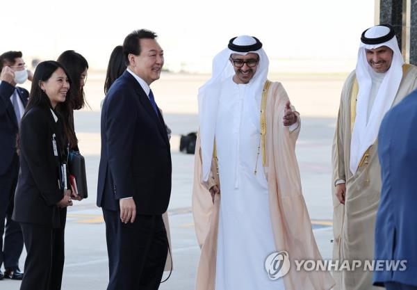 President Yoon Suk Yeol is greeted by UAE officials as he arrives at Abu Dhabi Internatio<em></em>nal Airport in Abu Dhabi, United Arab Emirates, on Jan. 14, 2023. (Yonhap)