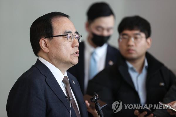 Natio<em></em>nal Security Adviser Kim Sung-han speaks to reporters at Incheon Internatio<em></em>nal Airport in Incheon, west of Seoul, on March 5, 2023, ahead of his visit to Washington. (Yonhap)