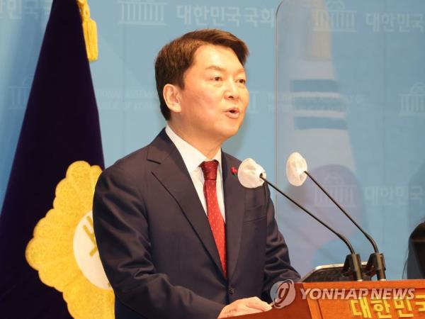 Ruling People Power Party (PPP) Rep. Ahn Cheol-soo declares his bid to run for party chairmanship in a press co<em></em>nference at the Natio<em></em>nal Assembly on Jan. 9, 2023. (Yonhap)