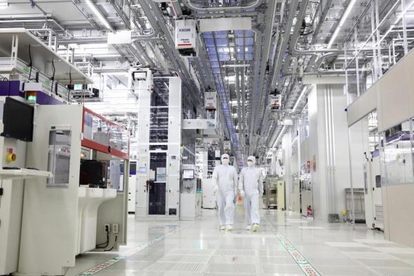 This file photo, provided by Samsung Electro<em></em>nics Co., shows the tech giant's new production line (P3) in Pyeongtaek, 65 kilometers south of Seoul, the largest chip manufacturing facility ever built to date by Samsung, whose production of state-of-the-art NAND flash began Sept. 7, 2022. (PHOTO NOT FOR SALE) (Yonhap)