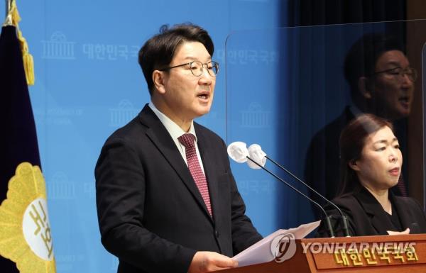 Ruling People Power Party Rep. Kweon Seong-dong speaks during a press co<em></em>nference at the Natio<em></em>nal Assembly in Seoul on Jan. 5, 2023. (Yonhap)