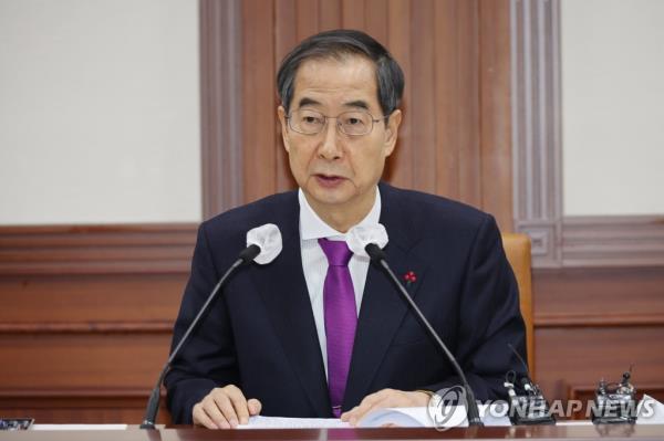 Prime Minister Han Duck-soo presides over a minister-level meeting on state affairs at the government complex in Seoul on Jan. 5, 2023. (Yonhap)