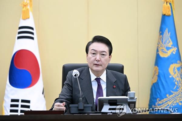 President Yoon Suk Yeol receives a briefing on military readiness from top military commanders at his office in Seoul on Jan. 1, 2023, in this photo released by his office. (PHOTO NOT FOR SALE) (Yonhap)