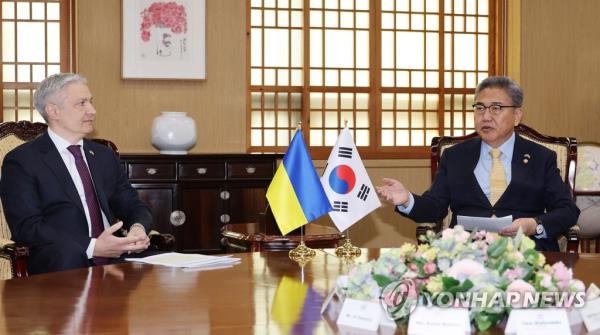 South Korean Foreign Minister Park Jin (R) speaks during a meeting with Ukrainian Ambassador Dmytro Po<em></em>nomarenko at the foreign ministry in Seoul on Feb. 23, 2023, one day ahead of the one-year anniversary of the start of the Ukraine-Russia war. (Yonhap)
