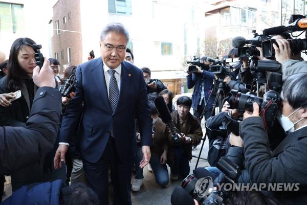 South Korean Foreign Minister Park Jin arrives at the Seoul Bar Association Building in southern Seoul for a meeting with Korean victims of wartime forced labor on Feb. 28, 2023. (Yonhap)