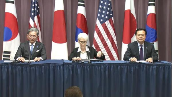 South Korea's First Vice Foreign Minister Cho Hyun-dong (R), U.S. Deputy Secretary of State Wendy Sherman (C) and Japanese Vice Foreign Minister Takeo Mori are seen holding a joint press co<em></em>nference at the U.S. state department in Washington on Feb. 13, 2023 following their trilateral talks at the department in this captured image. (Yonhap)