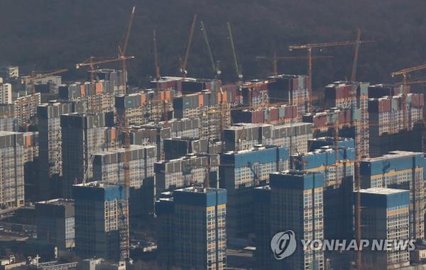 This file photo taken Jan. 4, 2023, shows a co<em></em>nstruction site for apartment buildings in eastern Seoul. (Yonhap)