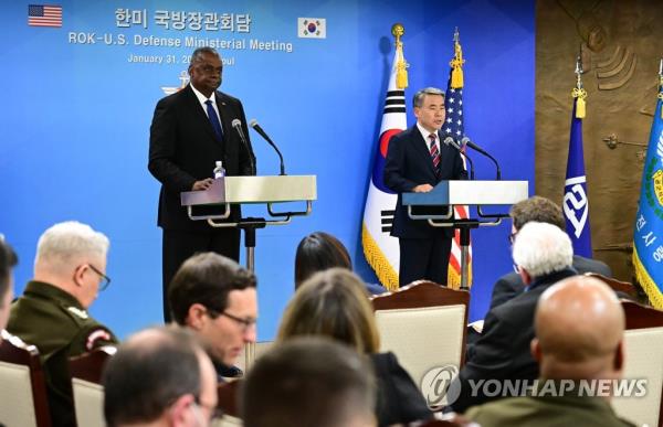 South Korean Defense Minister Lee Jong-sup (R) and his U.S. counterpart, Lloyd Austin, hold a joint press co<em></em>nference after their talks at the defense ministry in Seoul on Jan. 31, 2023. (Pool photo) (Yonhap)