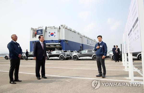 President Yoon Suk Yeol (2nd from L), escorted by Hyundai Motor Group Chairman Euisun Chung (L), listens to explanations during a visit to the auto shipment pier of the carmaker's plant in Ulsan on March 9, 2023. (Pool photo) (Yonhap)