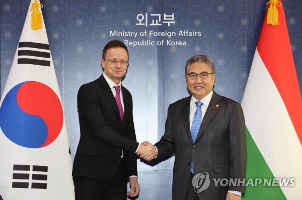 韩国和匈牙利高级外交官讨论扩大经济合作