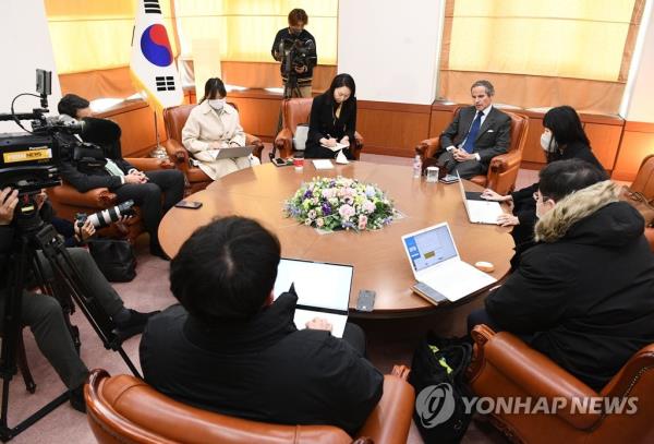IAEA Director General Rafael Mariano Grossi (3rd from R, in back) speaks with South Korean reporters during an joint interview at the Seoul foreign ministry on Dec. 16, 2022. (Pool photo) (Yonhap)