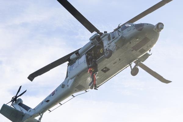 The Navy's Sea Salvage and Rescue Unit co<em></em>nducts maritime rescue training, involving a UH-60 chopper, above waters off a naval port in Jinhae, 410 kilometers south of Seoul, on Jan. 17, 2023, as part of its wintertime drills. (PHOTO NOT FOR SALE) (Yonhap)