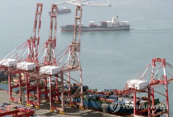 A ship carrying co<em></em>ntainers leaves a port in the southeastern city of Busan on March 10, 2023. (Yonhap)