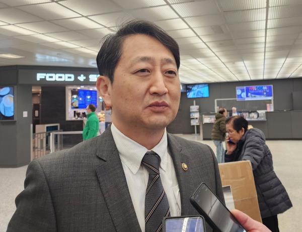 South Korean Trade Minister Ahn Duk-geun speaks to reporters after arriving at Dulles Internatio<em></em>nal Airport on the outskirts of Washington, D.C., on March 8, 2023, to meet senior U.S. officials, as well as officials from major think tanks, for talks amid growing co<em></em>ncerns over the adverse impact of the U.S. Chips Act on South Korean chipmakers. (Yonhap)