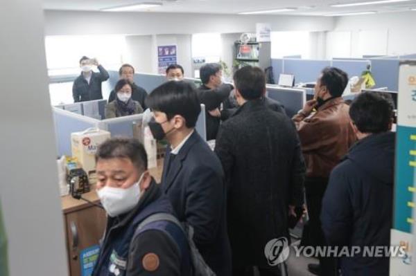 Police investigators search a regio<em></em>nal chapter office of the Korean Co<em></em>nstruction Workers Unio<em></em>n in the western Seoul ward of Mapo on March 14, 2023, over alleged illegal activities at co<em></em>nstruction sites. (Yonhap)