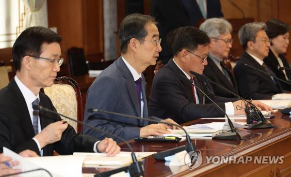 Prime Ministr Han Duck-soo speaks at a meeting on policies for disabled people on March 9, 2023. (Yonhap) 