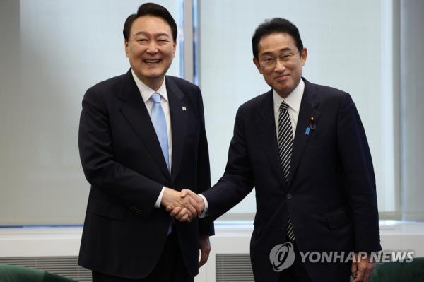 South Korean President Yoon Suk Yeol (L) and Japanese Prime Minister Fumio Kishida pose for a photo prior to their talks in New York, in this file photo taken Sept. 21, 2022, as they meet on the sidelines of the U.N. General Assembly. (Yonhap)