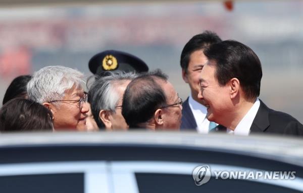 South Korean President Yoon Suk Yeol (R) is welcomed by South Korean Ambassador to Japan Yun Duk-min after arriving at Tokyo's Haneda airport on March 16, 2023, to hold summit talks with Japanese Prime Minister Fumio Kishida. (Yonhap)