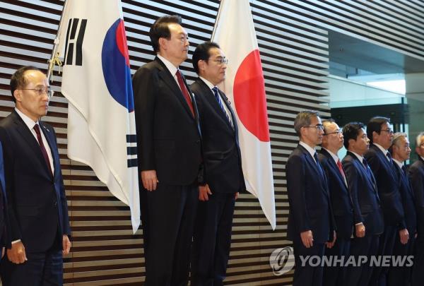 South Korean President Yoon Suk Yeol (2nd from L) and Japanese Prime Minister Fumio Kishida (3rd from L) inspect an ho<em></em>nor guard prior to their summit talks at the latter's residence in Tokyo on March 16, 2023. Earlier in the day, Yoon began a two-day trip to Japan to put strained relations back on track. (Yonhap)