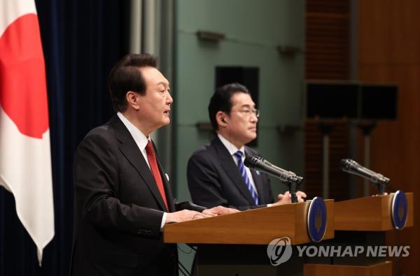 President Yoon Suk Yeol (L) speaks during a joint news co<em></em>nference with Japanese Prime Minister Fumio Kishida after their summit in Tokyo on March 16, 2023. (Yonhap)