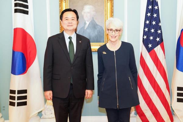 South Korea's First Vice Foreign Minister Cho Hyun-dong (L) and U.S. Deputy Secretary of State Wendy Sherman pose for a photo during their meeting in Washington on Feb. 14, 2023, in this photo provided by the South Korean Embassy in the U.S. (PHOTO NOT FOR SALE) (Yonhap)