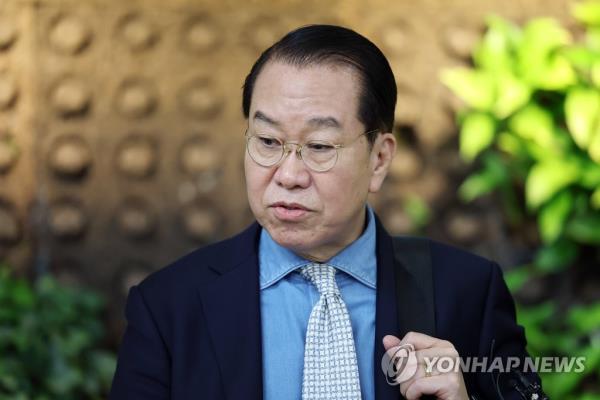 Unification Minister Kwon Young-se speaks to reporters at Gimpo Internatio<em></em>nal Airport in Seoul before leaving for Japan for a four-day trip on March 22, 2023. (Yonhap)