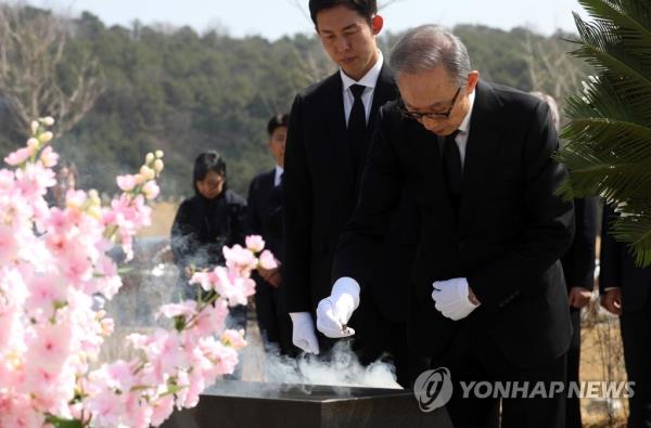 前总统李在镕参拜了天安舰阵亡将士陵园