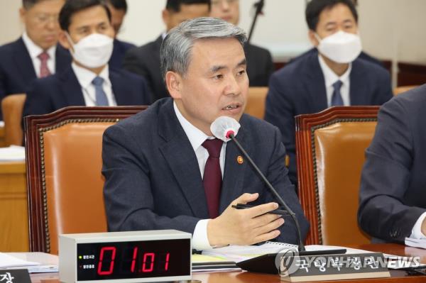 Defense Minister Lee Jong-sup speaks during a parliamentary session at the Natio<em></em>nal Assembly in Seoul on March 23, 2023. (Yonhap)