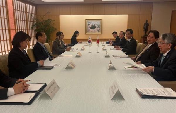 (LEAD)韩国统一部长官与日本高层官员讨论朝鲜合作问题