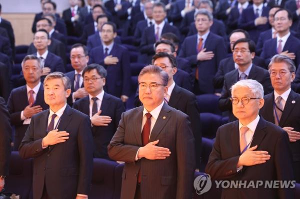 (LEAD)韩国自2018年以来首次举行驻外使节亲自会晤
