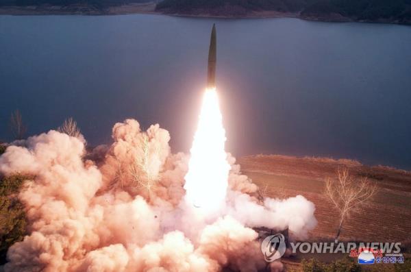 (第三次LD)朝鲜向东海发射2枚短程弹道导弹美国航空母舰将在韩国进行联合训练