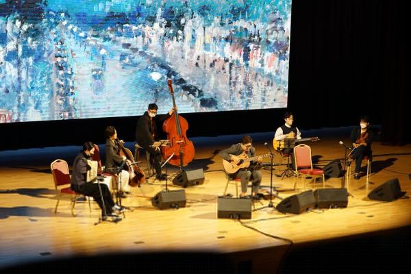 This photo provided by cellist-cum-curator Youn Ji-won shows her lecture concert, a combination of a live co<em></em>ncert with lectures on artworks. (PHOTO NOT FOR SALE) (Yonhap)