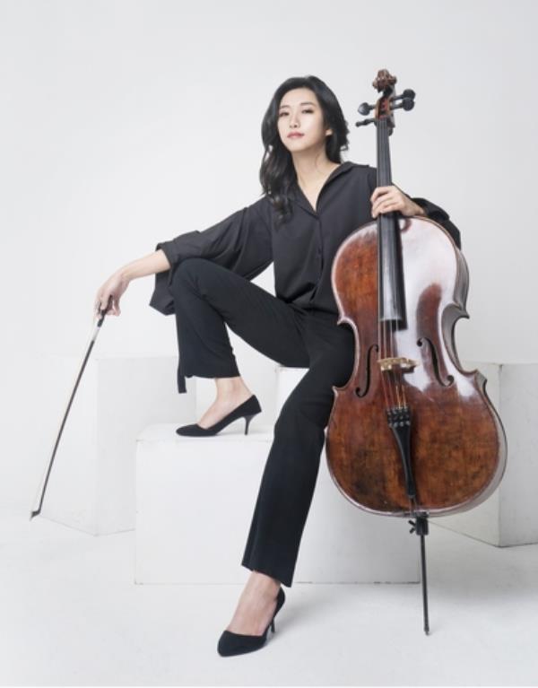 (韩联社采访)大提琴演奏家尹智元将绘画和音乐结合在一起，获得无限的艺术体验