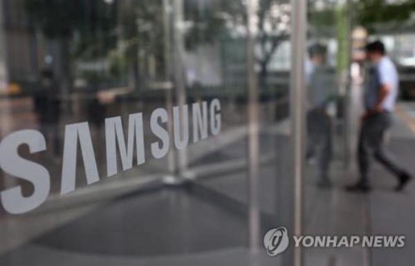 This file photo taken Aug. 25, 2021, shows Samsung Electro<em></em>nics Co.'s corporate logo at its office building in Seoul. (Yonhap)