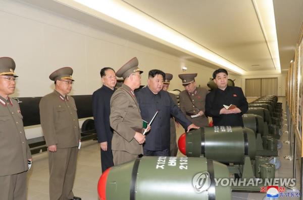 朝鲜领导人敦促生产更多的武器级核材料;战术核弹头照片公开