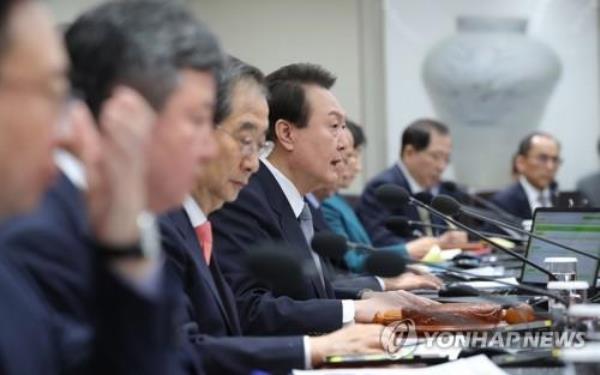 An electro<em></em>nic signboard at a Hana Bank dealing room in Seoul show the benchmark Korea Composite Stock Price Index (KOSPI) closed at 2,434.94 on March 28, 2023, up 25.72 points or 1.07 percent from the previous session's close. (Yonhap) 