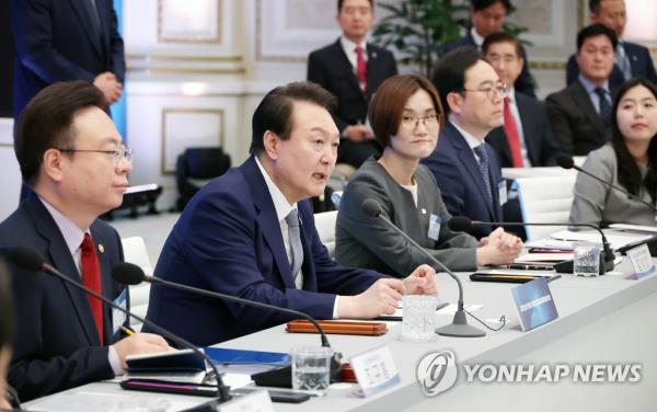 尹长官主张:“为了解决低生育问题，应该重新考虑政策