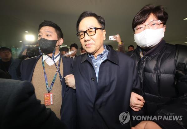 前军事指挥官因戒严令丑闻从美国回国后被捕