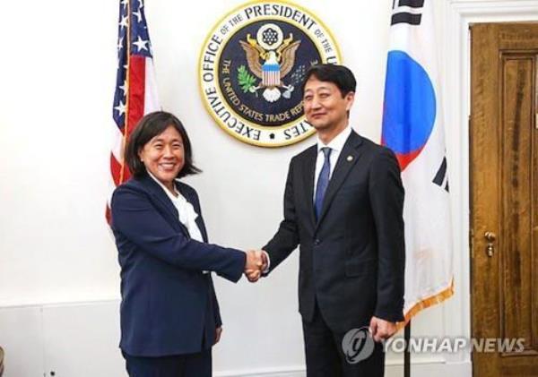In this file photo, South Korea's Trade Minister Ahn Duk-geun (R) shakes hands with United States Trade Representative Katherine Tai ahead of their talks in Washington on Sept. 8, 2022. (PHOTO NOT FOR SALE) (Yonhap)