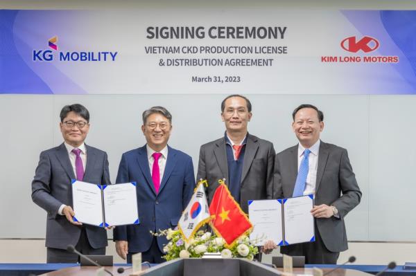 This photo provided by KG Mobility shows KG Mobility Chairman Kwak Jea-sun (2nd from left), Vietnam's Futa Group Chairman Nguyen Huu Luan (3rd from left) and other executives from the two companies after signing a vehicle export deal at KG Tower in Seodaemun, central Seoul, on March 31. 2023. (PHOTO NOT FOR SALE) (Yonhap)
