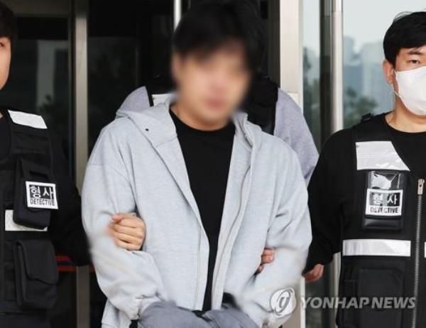 The elder son of former Gyeo<em></em>nggi Gov. Nam Kyung-pil leaves a police station in Yongin, a<em></em>bout 40 kilometers south of Seoul, on April 1, 2023, to attend a hearing on whether to issue an arrest warrant against him on charges of taking methamphetamine. (Yonhap)